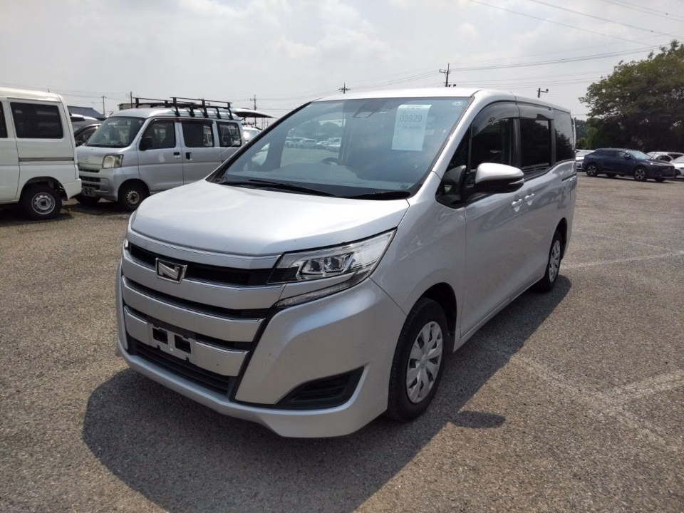 TOYOTA NOAH