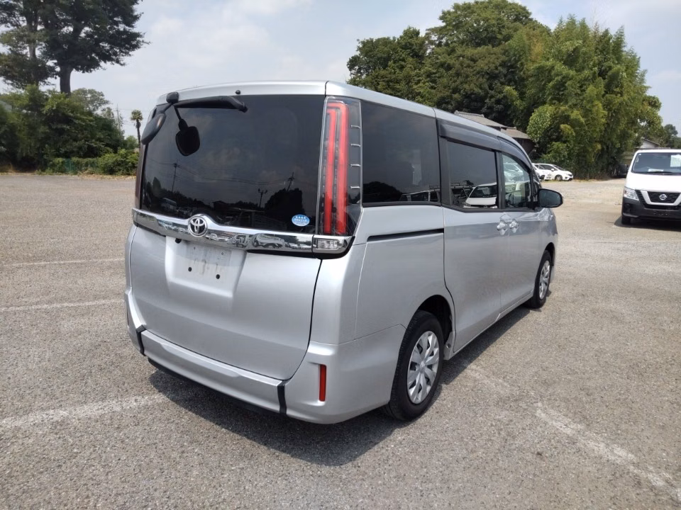 TOYOTA NOAH