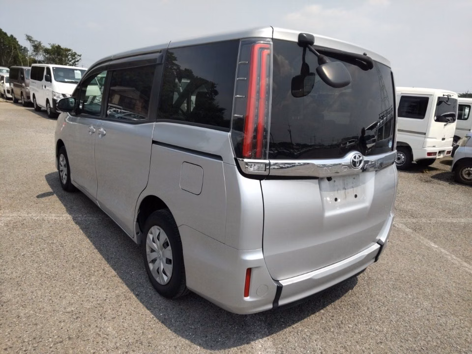 TOYOTA NOAH