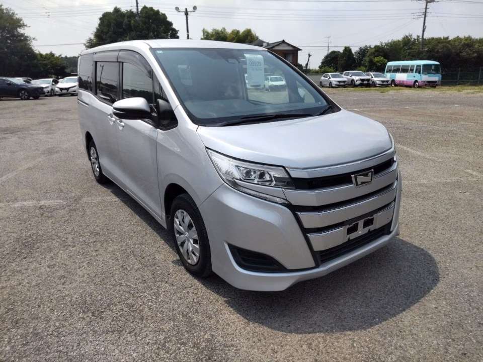 TOYOTA NOAH