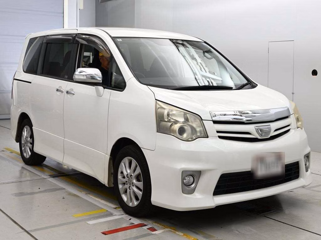 TOYOTA NOAH