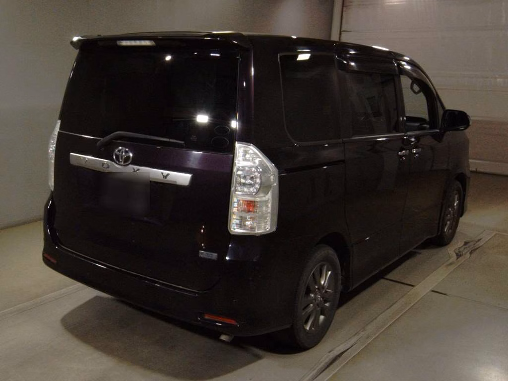 TOYOTA VOXY