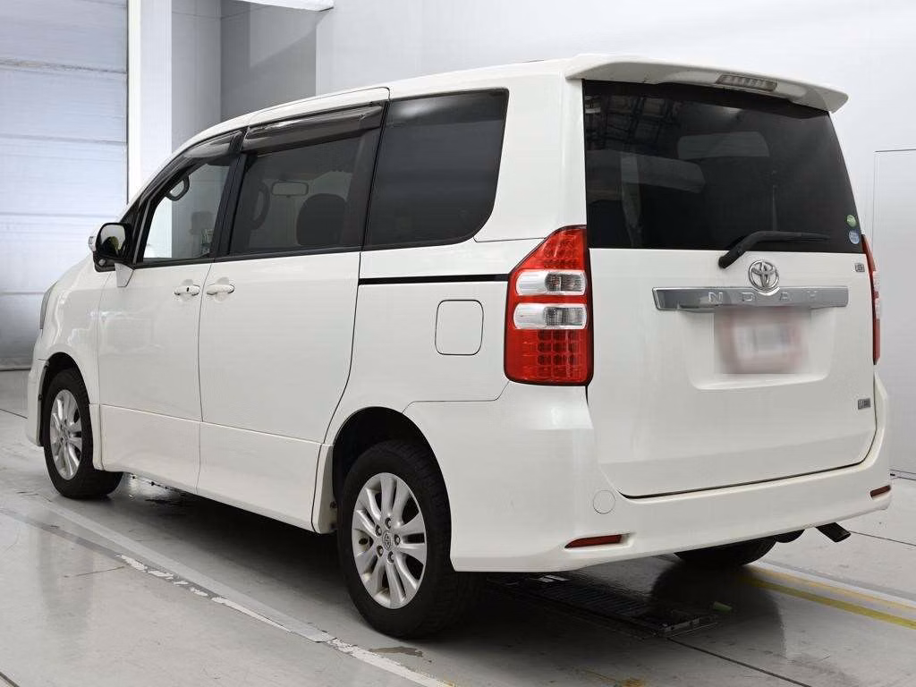 TOYOTA NOAH