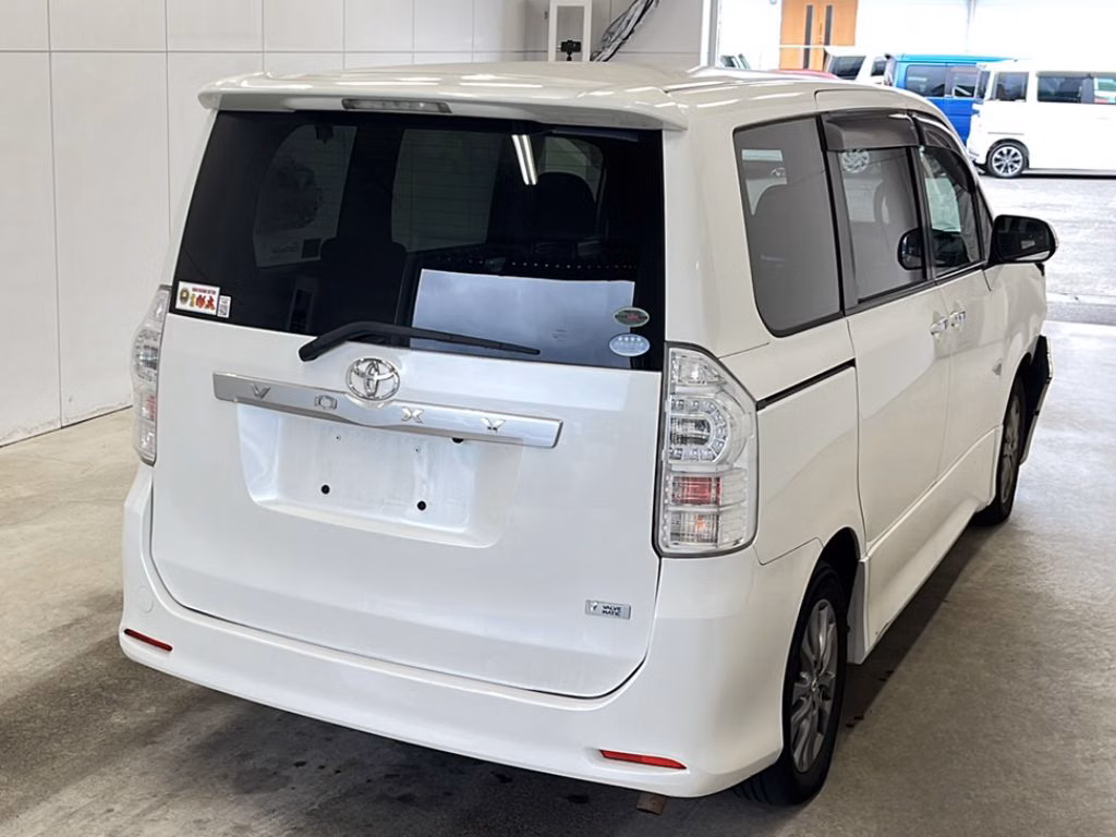 TOYOTA VOXY