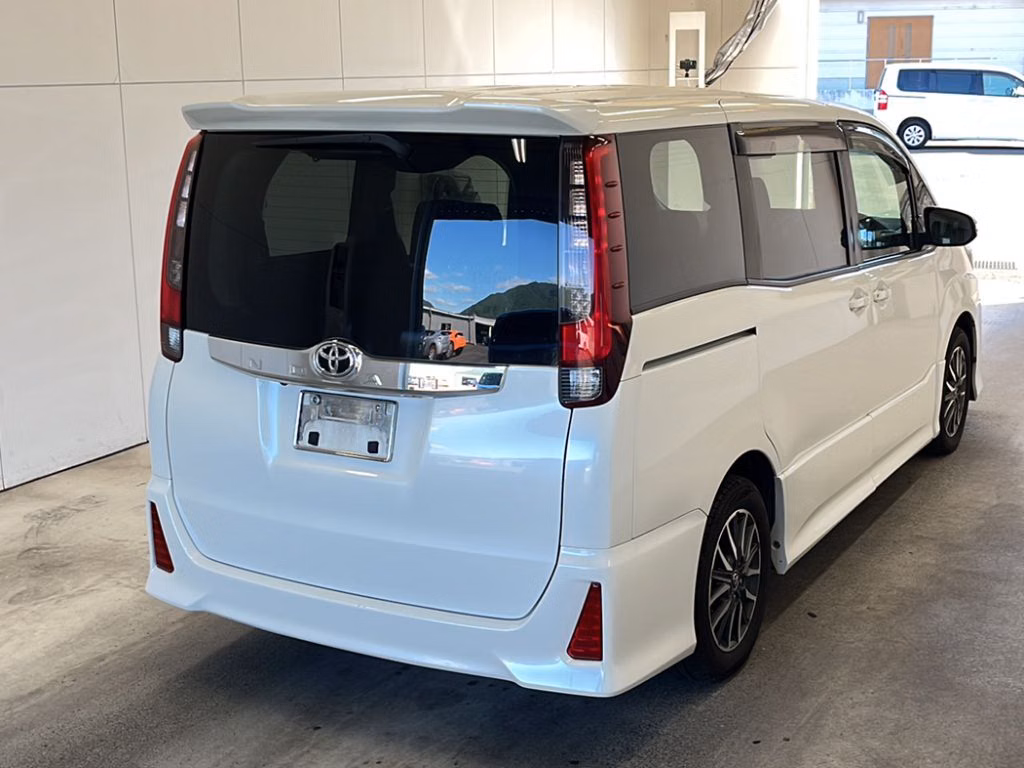 TOYOTA NOAH