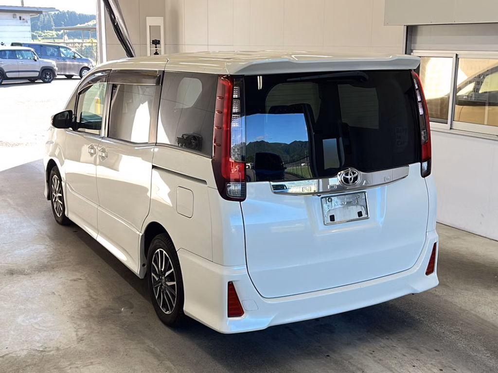 TOYOTA NOAH