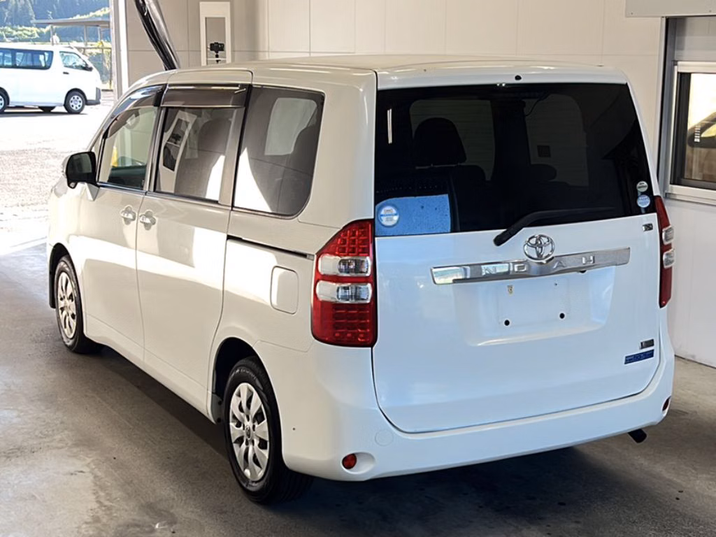TOYOTA NOAH