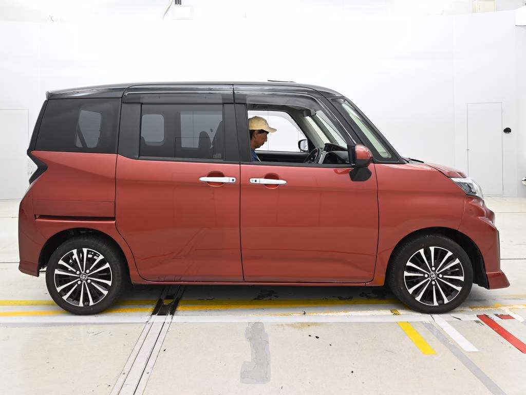 TOYOTA ROOMY