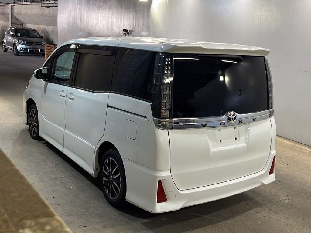 TOYOTA VOXY