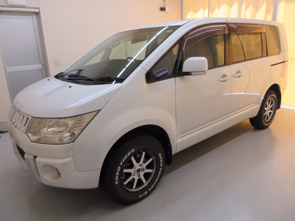 MITSUBISHI DELICA D:5