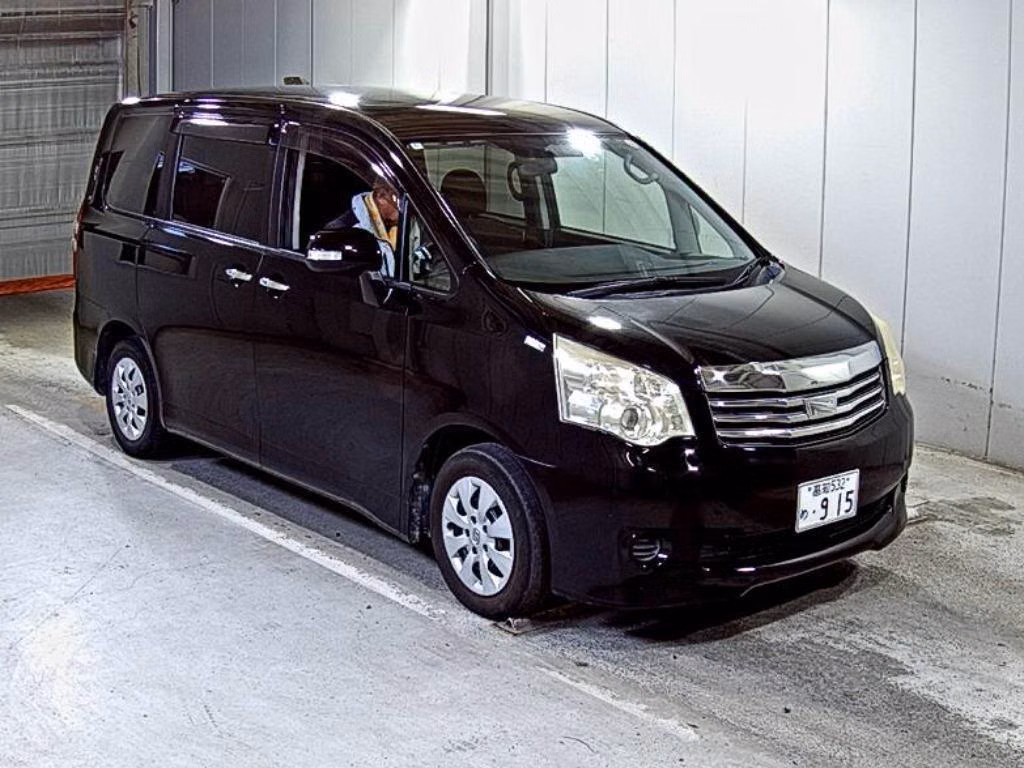 TOYOTA NOAH