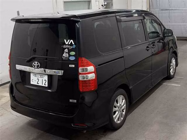 TOYOTA NOAH