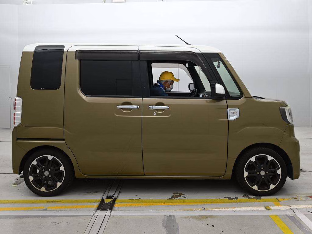 DAIHATSU WAKE
