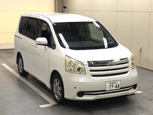 TOYOTA NOAH
