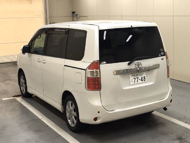 TOYOTA NOAH