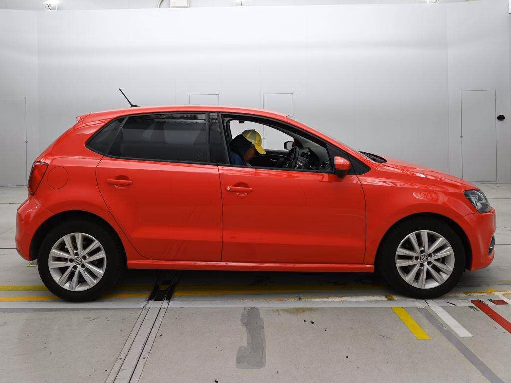 VOLKSWAGEN POLO