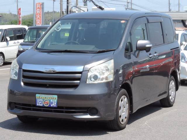 TOYOTA NOAH