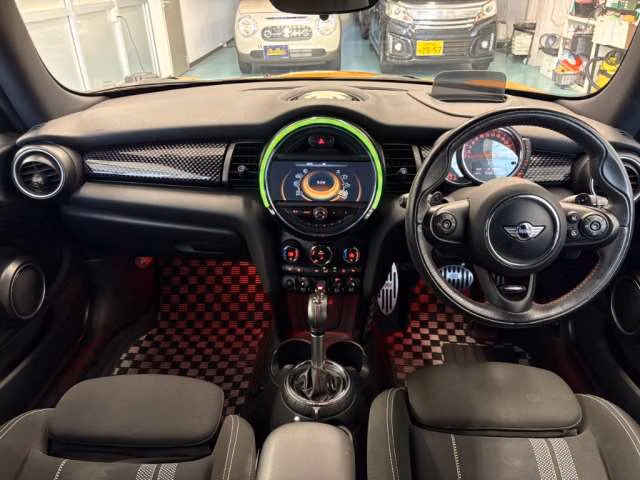 MINI HATCH