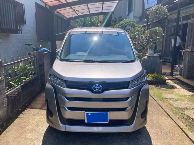 TOYOTA NOAH