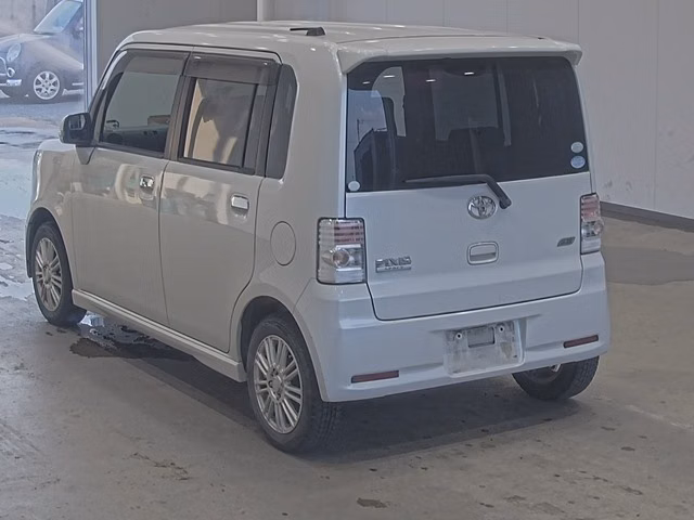 TOYOTA PIXIS SPACE