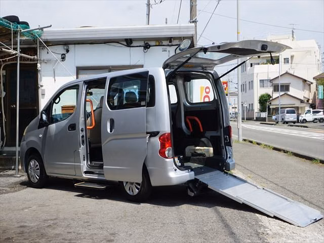 NISSAN NV200