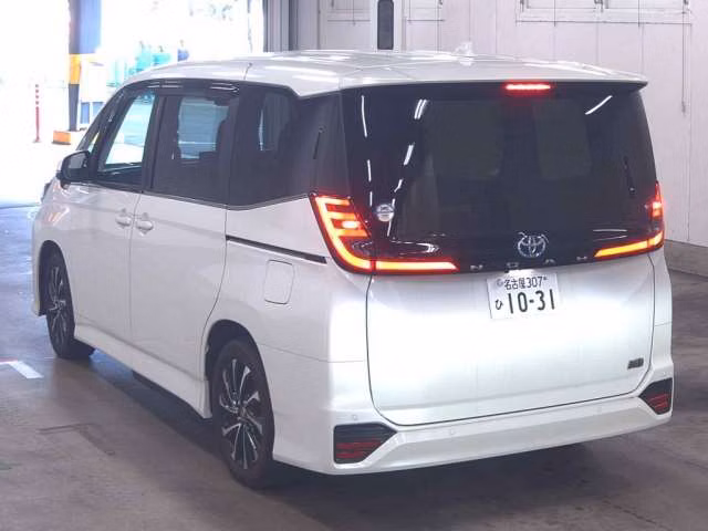 TOYOTA NOAH