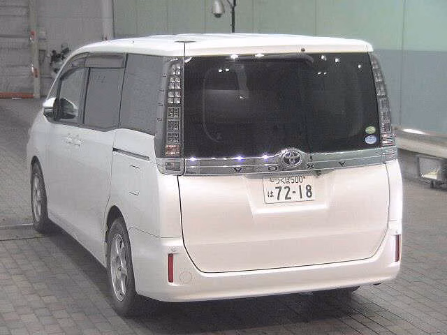 TOYOTA VOXY