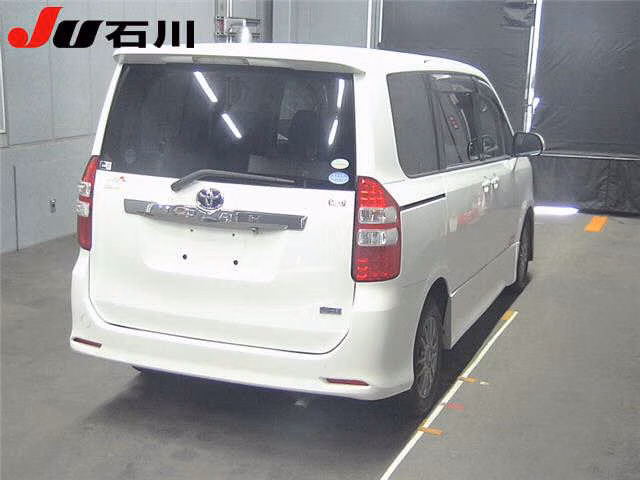 TOYOTA NOAH