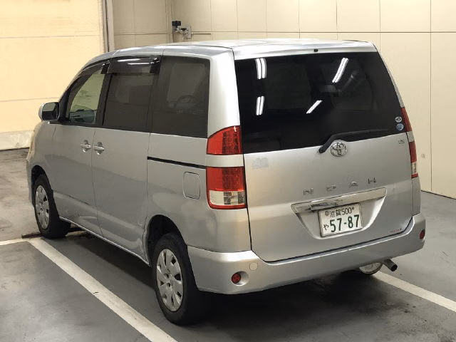TOYOTA NOAH