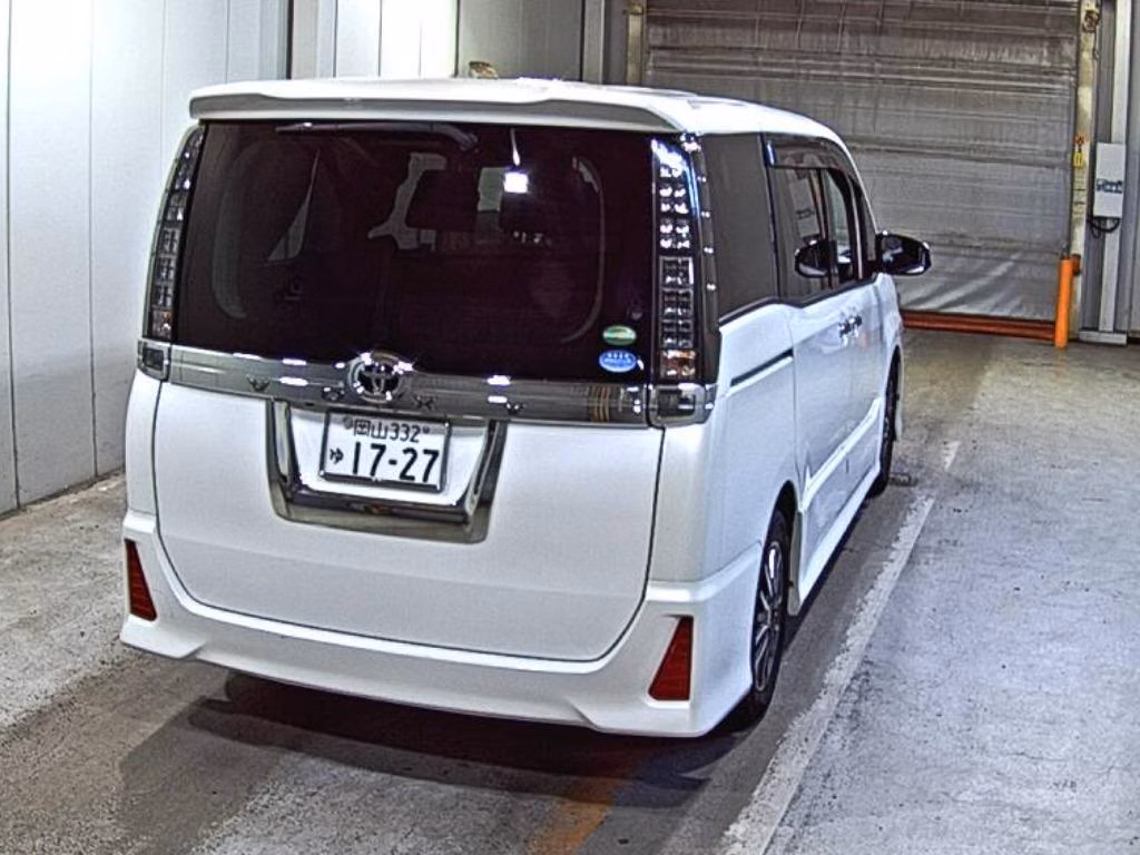 TOYOTA VOXY