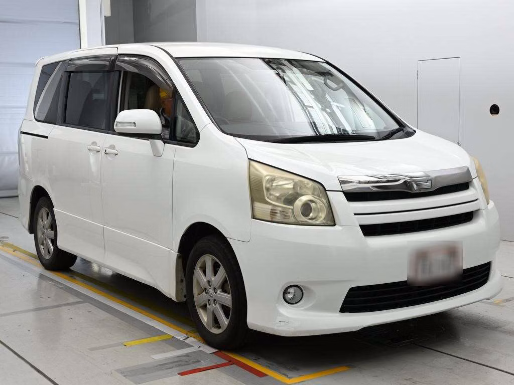 TOYOTA NOAH