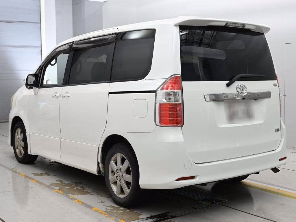 TOYOTA NOAH
