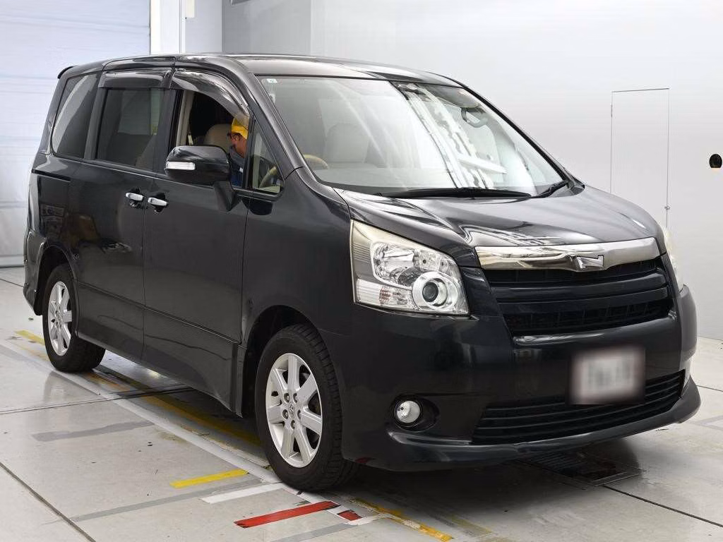 TOYOTA NOAH