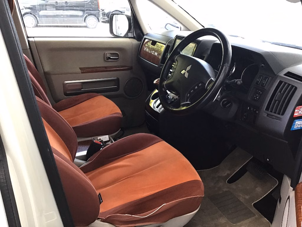 MITSUBISHI DELICA D:5