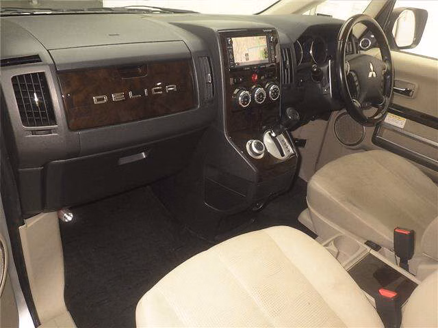 MITSUBISHI DELICA D:5