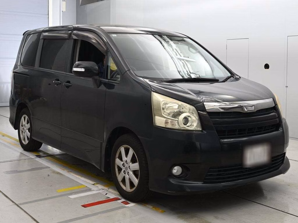 TOYOTA NOAH