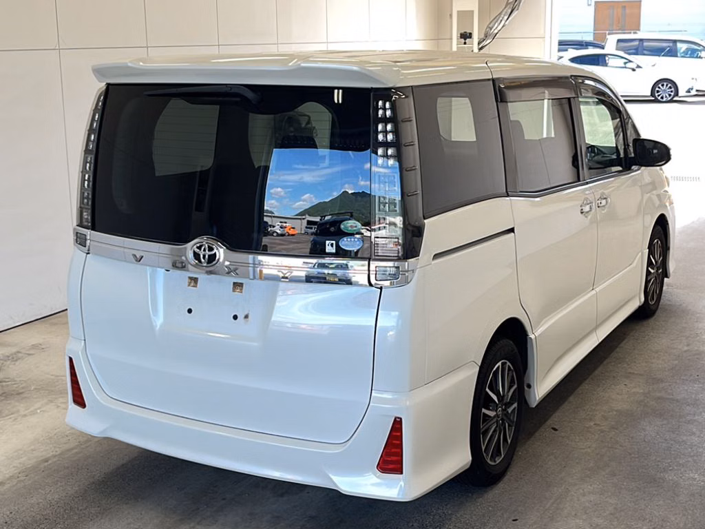 TOYOTA VOXY