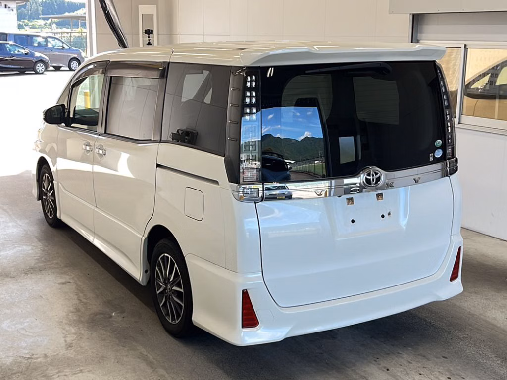 TOYOTA VOXY