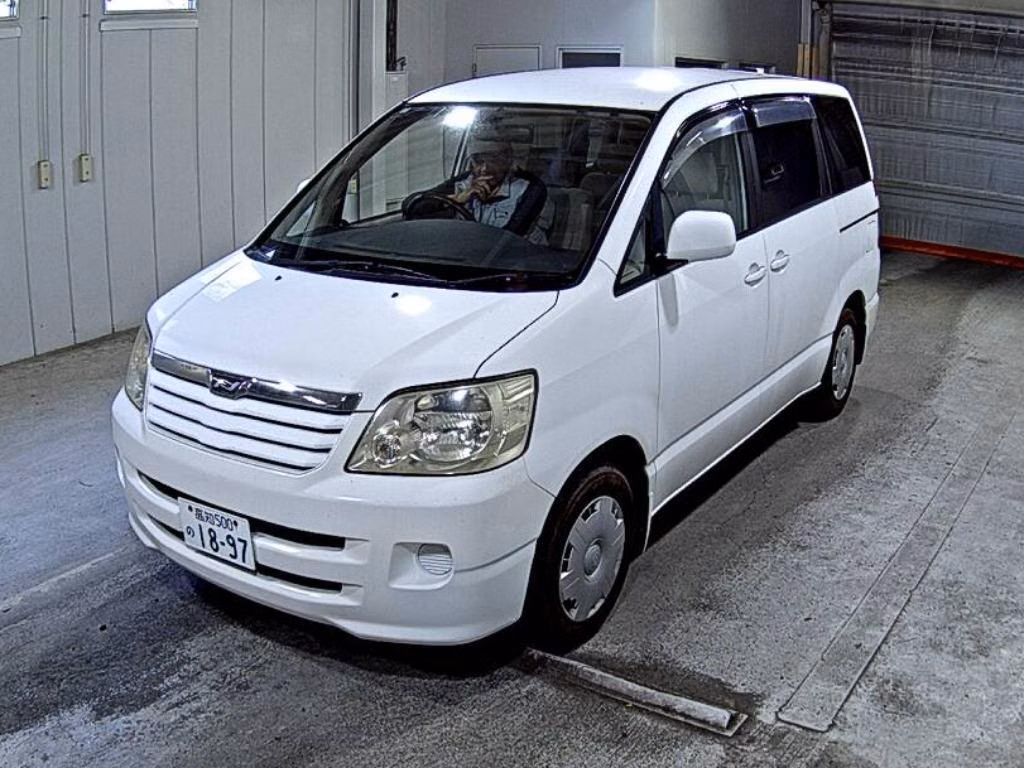 TOYOTA NOAH