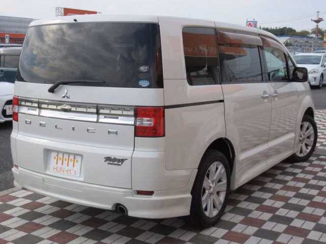 MITSUBISHI DELICA D:5