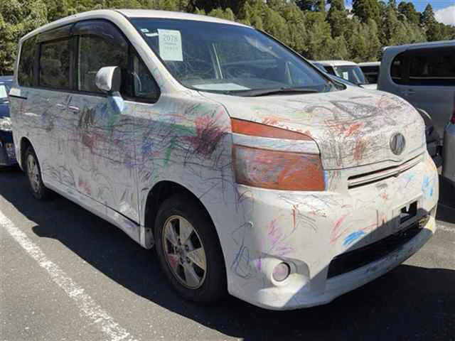 TOYOTA VOXY