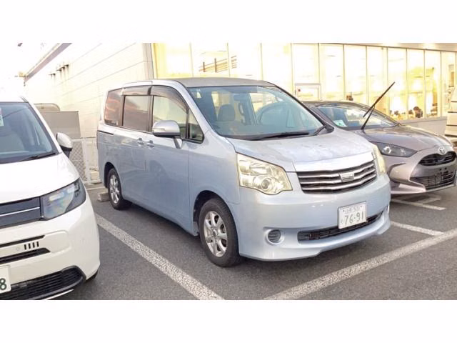 TOYOTA NOAH