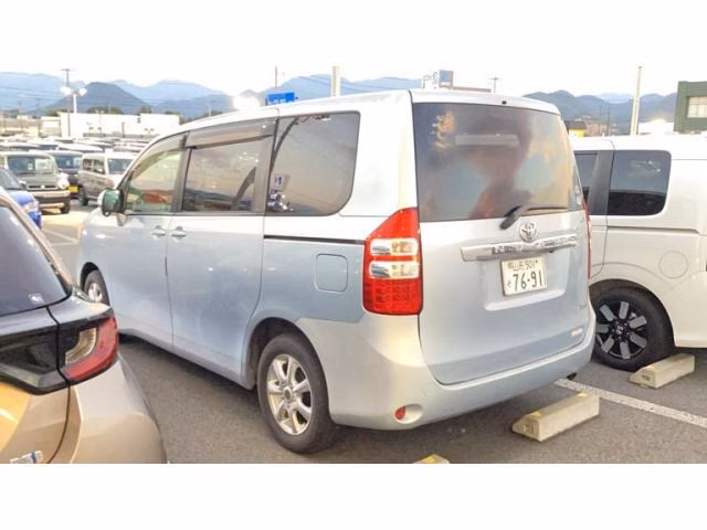 TOYOTA NOAH