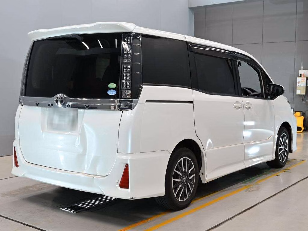 TOYOTA VOXY