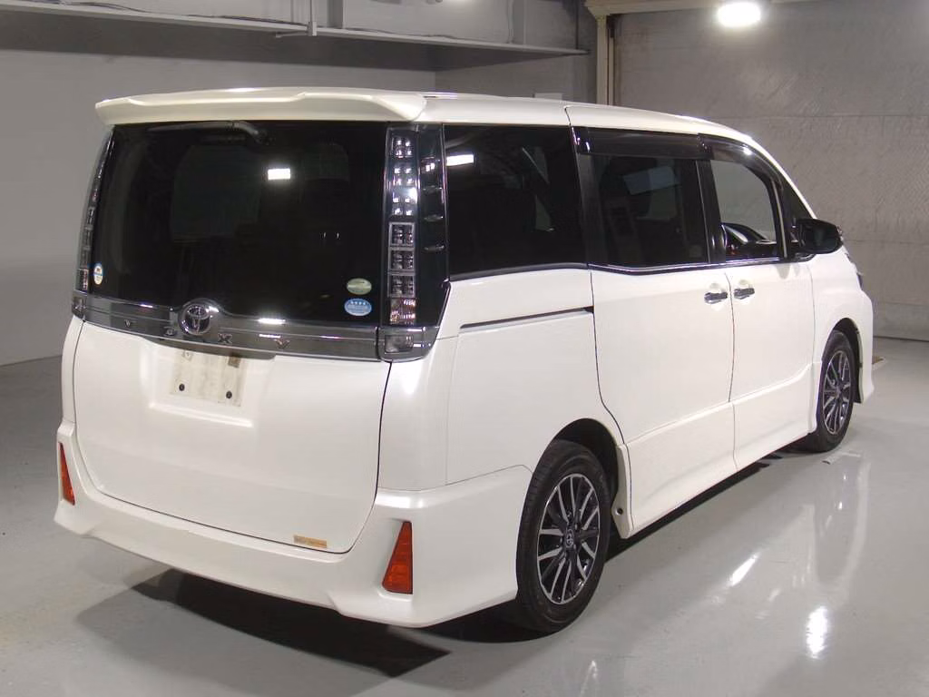 TOYOTA VOXY