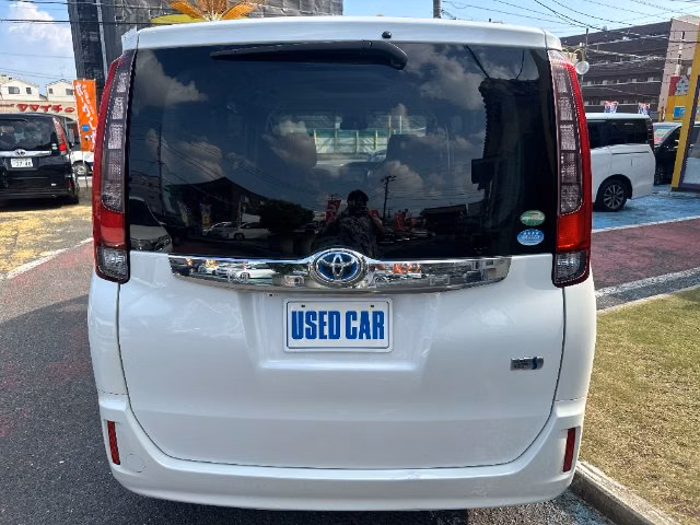 TOYOTA NOAH