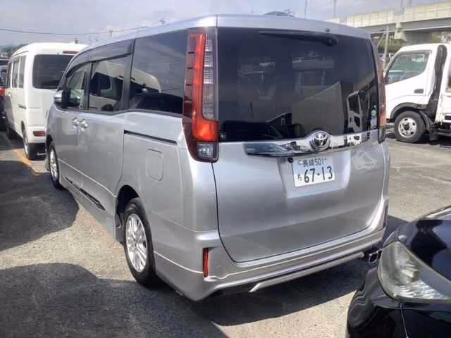 TOYOTA NOAH