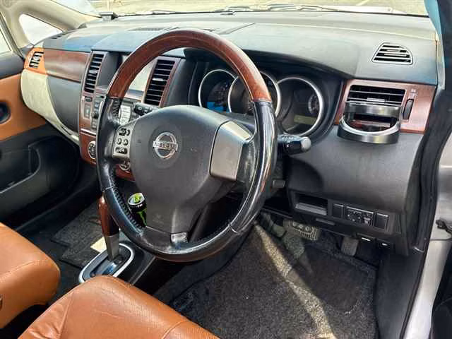 NISSAN TIIDA