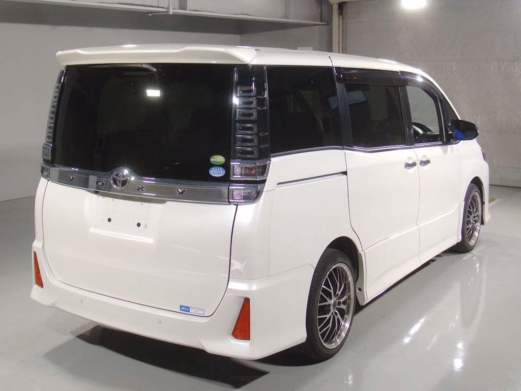 TOYOTA VOXY