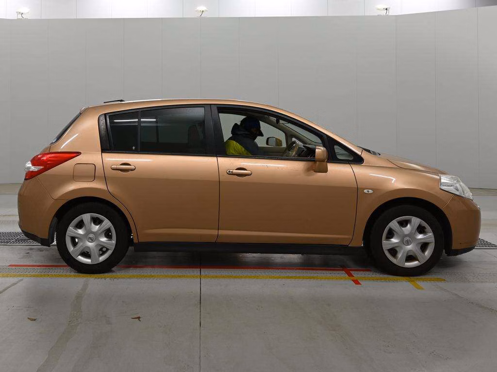 NISSAN TIIDA